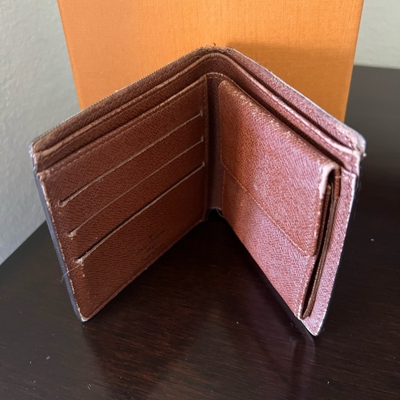 Louis Vuitton bi-fold wallet.  Box is not included - Picture 2 of 5